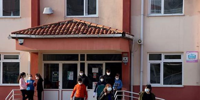 Polis teneffüse çıkan çocukları Kovid-19 tedbirlerine uymaları yönünde uyardı