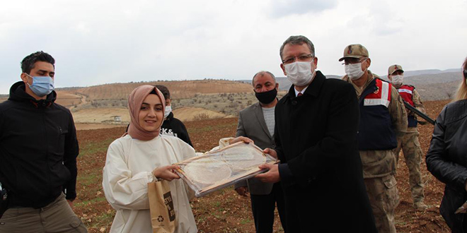 40 kovanla başladı, şimdi 300 kovanı var, hedefi ürettiği balı dünyaya satmak