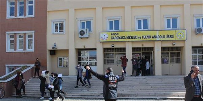 Öğrenciler deprem tatbikatı yaparken gerçek depreme yakalandı