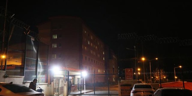 �zmir'de g��men geri g�nderme merkezinde yang�n