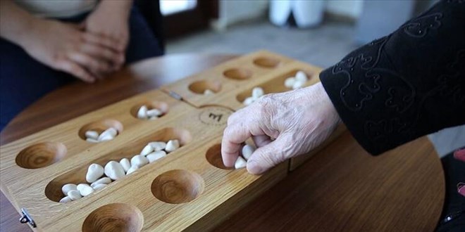 Türk zeka ve strateji oyunu 'Mangala', 7'den 70'e herkesin ilgisini çekiyor