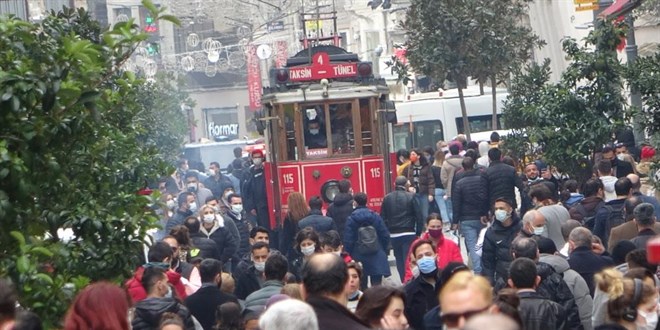 İstiklal Caddesi'nde iğne atsan yere düşmez!