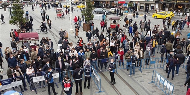 İstiklal Caddesi'ne girişler belirli sürelerle kapatıldı