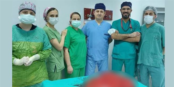 'Gaz' şikayetiyle gitti! Karnından 21 kilo tümör çıkarıldı