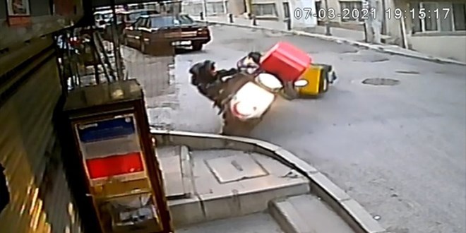 Kuryelerin feci kazas� kamerada: Kaskla hayatta kald�lar