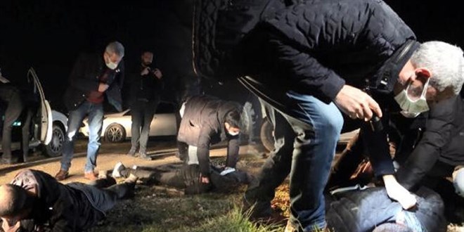 Bursa'da film gibi kovalamaca! Polis arac�n lastiklerine ate� a�arak durdurdu