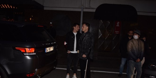 Mesut Özil gazetecilere sitem etti: Yeter, çekmeyin artık