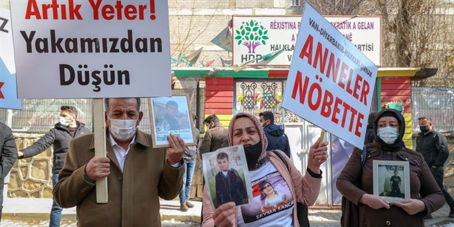 Vanlı aileler çocuklarına kavuşmak için HDP İl Başkanlığı önünde eylem yaptı