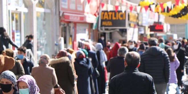 Virüse aldırmadan kuyruğa girdiler