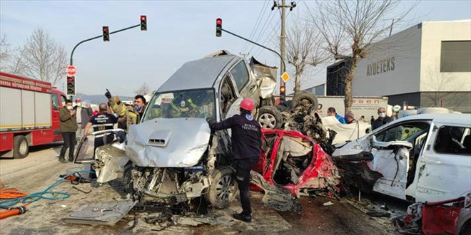 3 kişinin hayatını kaybettiği zincirleme kaza kamerada