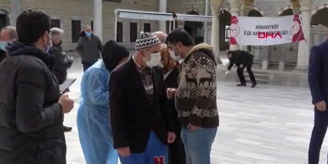 Arnavutköy'de 65 yaş üstü cuma namazı çıkışı aşılandı