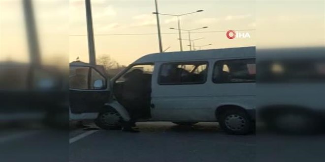Karayolunda dehşet: Minibüsün önünü kesip sürücüyü bıçakladıkları anlar kamerada