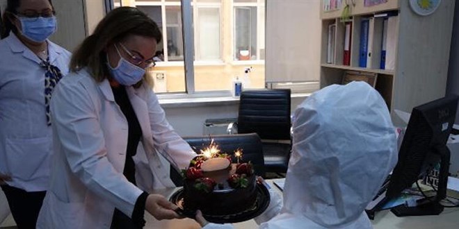 Küçük Tuğçe'den doktor annesine sürpriz