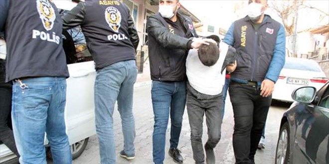 Kız arkadaşını tüfekle öldüren zanlı ile ona yardım eden şüpheli tutuklandı