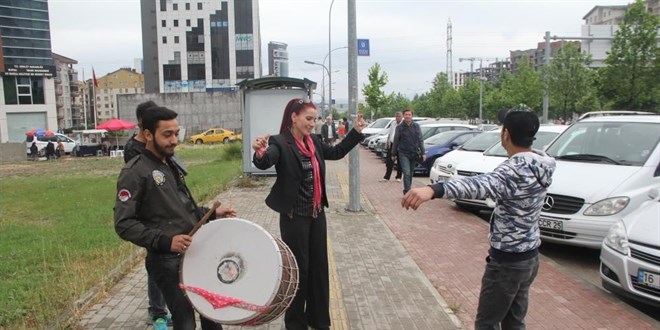 'Boşandım' diye davul zurna çaldırdı, şimdi de uzaklaştırma kararı aldırdı