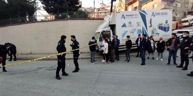 Kağıthane'de silahlı saldırı! Kurşun cep telefonunu parçaladı