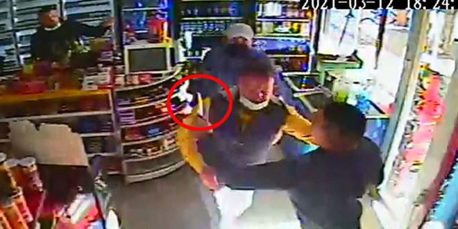 Zabıta amiri muhtara saldırdı! O anlar kameraya yansıdı