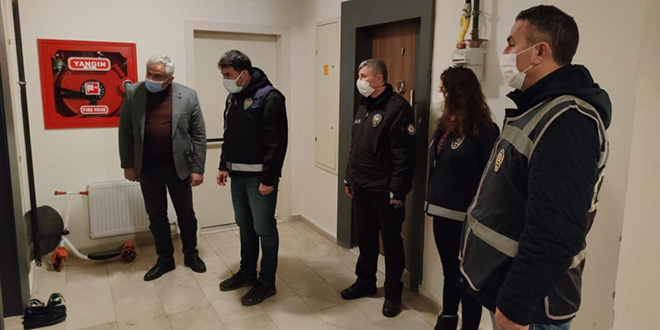 Polis korona denetimi için kapı kapı ayakkabı saydı