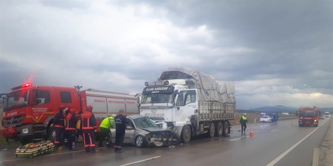 Manisa'da otomobille kamyon çarpıştı: 3 ölü, 1 yaralı