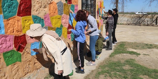 Köy okulları öğretmenler tarafından boyanarak renklendiriliyor