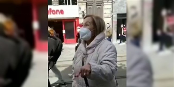 Taksim'de çarşaflı gençlere sözlü saldırı