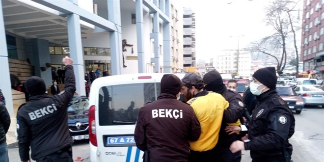 Belediye önünde üzerine benzin döküp kendini yakmaya kalktı