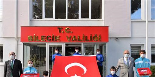Türk bayrağını taşıma görevi Bilecikli gençlere geçti