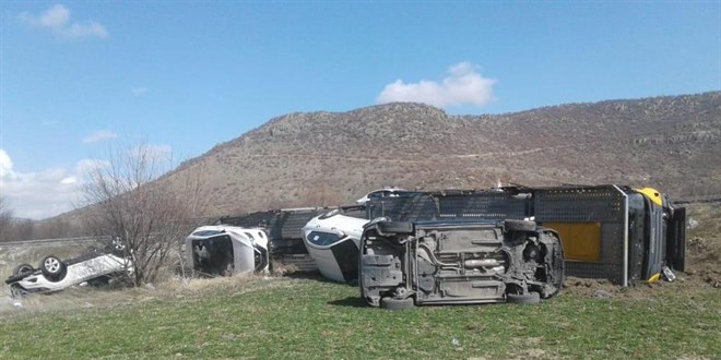 Tır yoldan çıktı, sıfır cipler pert oldu!