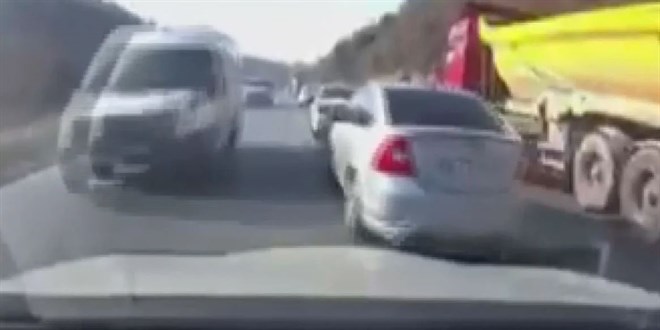 Hatal� sollamayla drift yapt�; trafi�i b�yle tehlikeye att�