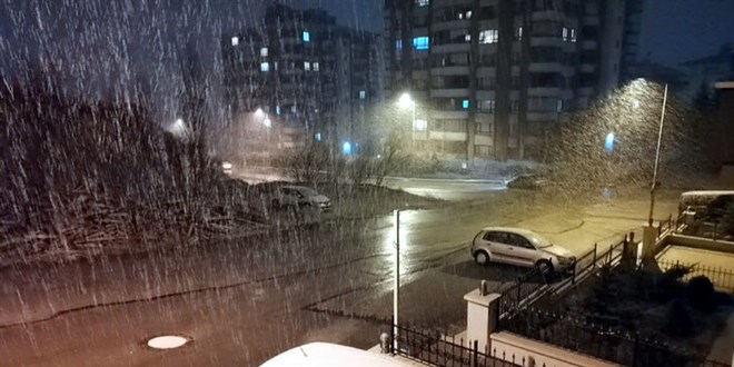 Ankara'da kar yağışı etkili oluyor