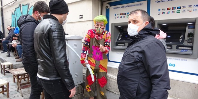 Taksim'de turistleri tehdit eden palyaçoya gözaltı