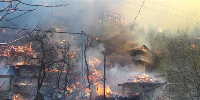 Artvin'deki köy yangını kontrol altında: 60'a yakın ev yandı