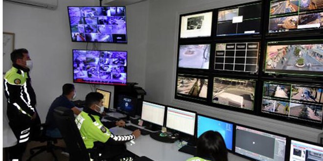 Çok yüksek riskli ilde MOBESE'den maske ve mesafe cezası