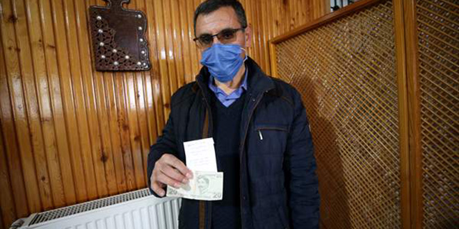 Camide telefonunu �arj eden gen�, prizin yan�na para ve not b�rakt�