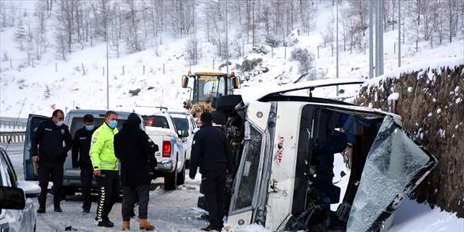 Kayseri'de Endonezyalı turistleri taşıyan midibüs devrildi: 25 yaralı
