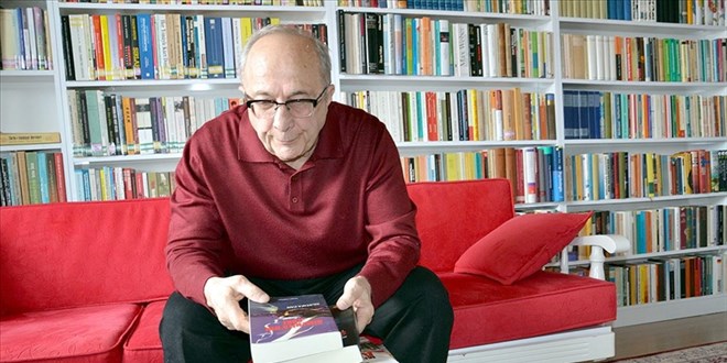 Emekli öğretmen evinin üst katını kütüphaneye çevirdi