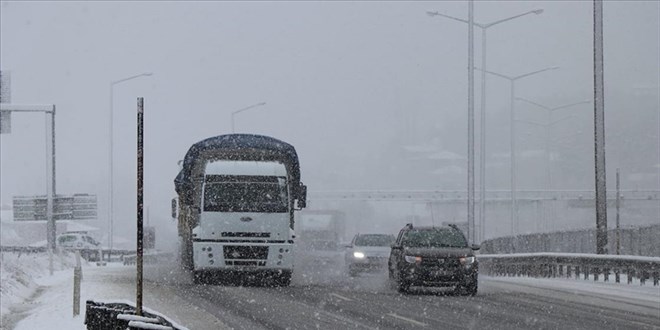 Adana-Ankara Otoyolu'nda etkili olan kar trafiği aksatıyor