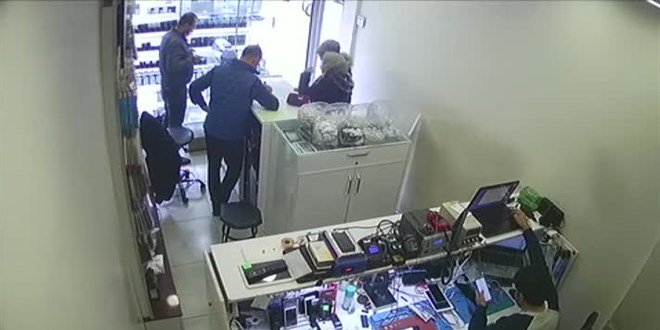Gaziantep'te telefon bataryasının patlaması güvenlik kamerasında