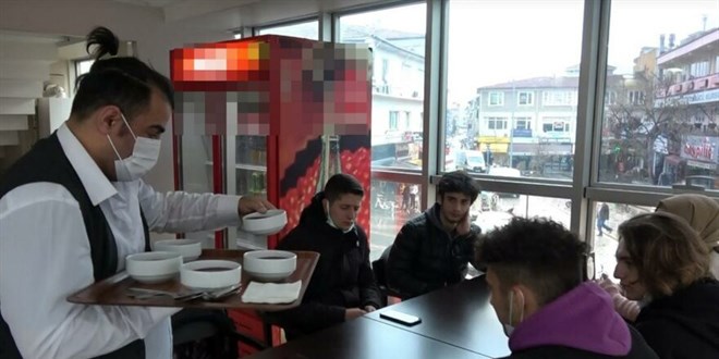 Lahmacun sipariş ettiler, hoşaf gelince önce şaşırdı sonra duygulandılar
