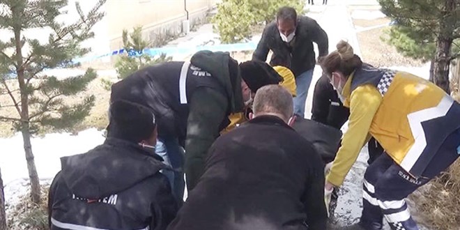 Cuma namazını kılmak için gittiği caminin bahçesinde öldü