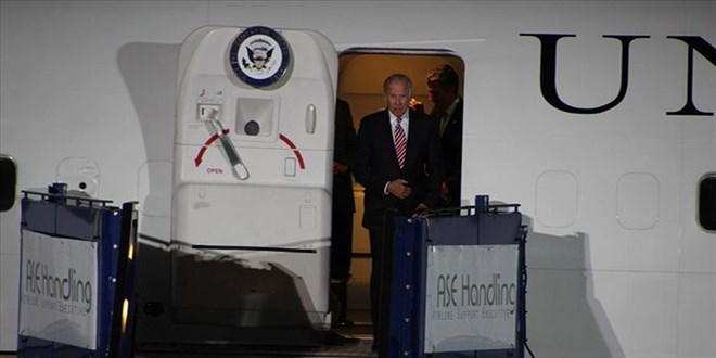 Biden'ın uçağa binerken 3 kez düşmesi gündem oldu
