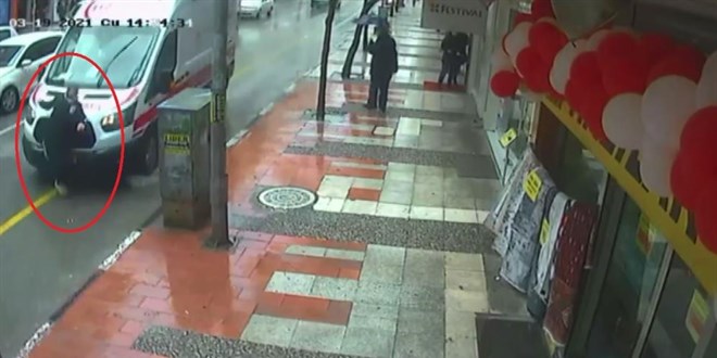 Ambulansın çarptığı engelli şahıs metrelerce sürüklendi