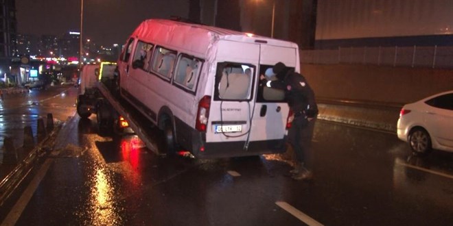 Küçükçekmece'de kaza yapan polis minibüsü yan yattı: 2 yaralı