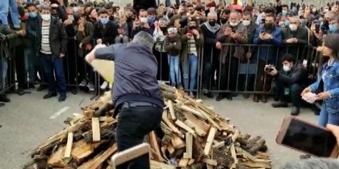 Nevruz ateşi yakılırken yanma tehlikesi atlattılar