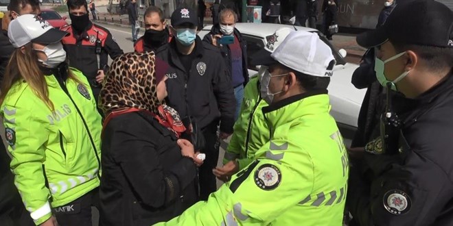 Bankaya maskesiz alınmayan anne-kız ortalığı birbirine kattı