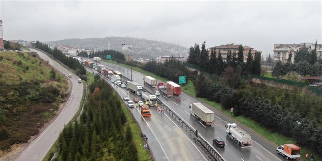 4 kişinin yaralandığı zincirleme trafik kazası, TEM'i trafiğe kapattı