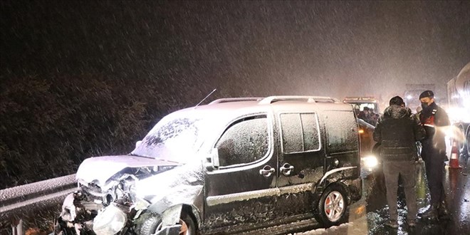 Bolu'da kar yağışı ulaşımı olumsuz etkiledi