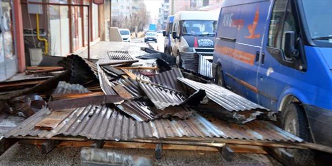 Doğu'da 4 ilde kuvvetli sağanak ve fırtına hasara yol açtı