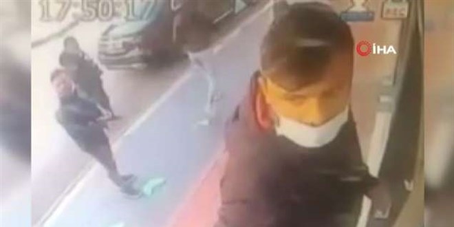 Adana'da ATM'ye para yatıran kişinin gasbedilmesi güvenlik kamerasına yansıdı
