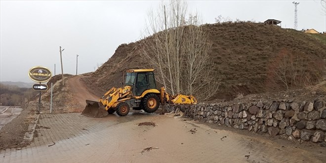 Tunceli'de sağanak ve dolu taşkına yol açtı